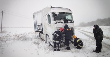 Дощ, мокрий сніг і хуртовини: у ДСНС закликають українців залишатися вдома через погоду