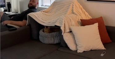 "Боже мій": жінка повернулася додому і побачила, як її чоловік рятує кота від грози (відео)