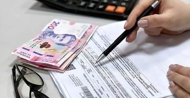 Украинцы накапливают долги за коммуналку: 71-летняя пенсионерка установила антирекорд (инфографика)