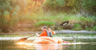 Чоловік виростив великий гарбуз, зробив з нього човна і вирушив у подорож (відео)