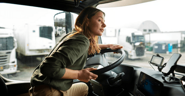 Женщины за рулем и у станков: украинки стали все чаще осваивать "мужские" профессии