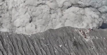 Начал извергаться прямо перед ними: туристы едва не погибли на склоне вулкана Дуконо