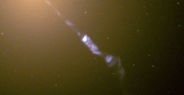 Незрозуміле явище. Струмінь плазми з центру гігантської галактики провокує вибухи зірок (фото)