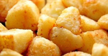 Запеченный картофель на праздники: шеф-повара раскрыли три простых секрета идеальной корочки (видео)