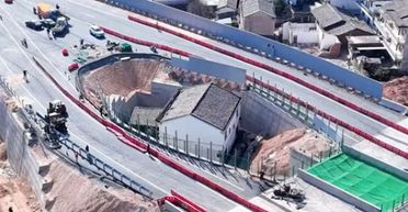 "Найзухваліший" чоловік у світі не покинув свій дім і тепер живе посеред магістралі (фото)