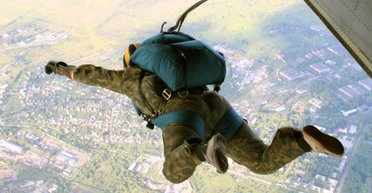 Заблокували стропи: у Рязані курсанти розправилися з командиром під час стрибка з парашутом