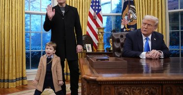 "Він може втратити більше": Трамп розгляне депортацію Маска зі США (відео)