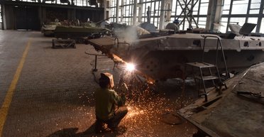 Украина перейдет на военные рельсы? Почему работников заводов ОПК не будут посылать на фронт