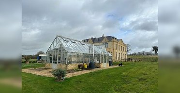 Известная телеведущая должна снести мини "Аббатство Даунтон" по решению суда: в чем причина (видео)