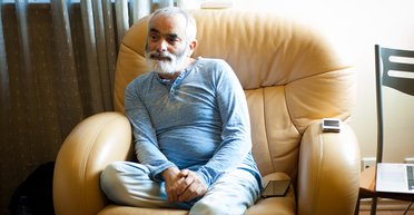 Воздевать руки и орать "чей Крым?" — это про инфантильность, — психолог Александр Ройтман