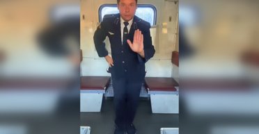 Проводник "Укрзализныци" станцевал под новую песню Jerry Heil в вагоне поезда (видео)