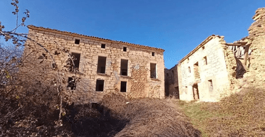 Майбутнє в руїнах: пара купила ціле село за ціною одного будинку і шукає нових мешканців (фото)