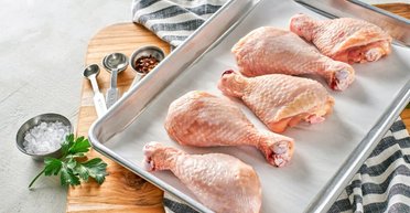 Из упаковки на сковородку. Ученые рассказали, можно ли мыть мясо перед готовкой