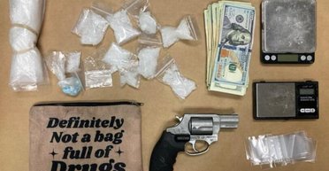 "Здесь точно нет наркотиков": полицейские задержали пару, которую выдала надпись на сумке