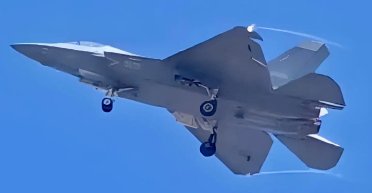 В Китае засветился новый прототип истребителя J-35 (фото)