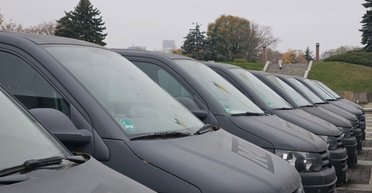 Машины на фронт: MK Foundation передал 50 фургонов Вооруженным Силам Украины