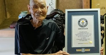 "Не знаю, чому прожив": 102-річний чоловік став світовим рекордсменом, підкоривши японську гору