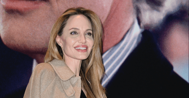 "Фото года": в сети обсуждают снимок, где Анджелина Джоли в антидроновом тоннеле в Херсоне