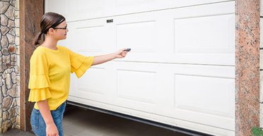 Жінка зайшла в гараж і була вражена тим, хто там оселився