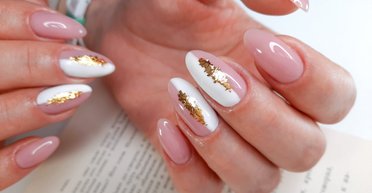 Тренди манікюру весни 2022. Топ-7 ідей модного золотого покриття