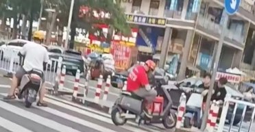 Ни шагу назад: курьер и велосипедист на несколько часов застряли на переходе, отказываясь уступать дорогу (видео)