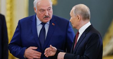 Блефует в угоду Путину. Зачем Лукашенко подтягивает танки к границе с Украиной