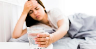 Как избавиться от похмелья: 7 домашних средств, которые всегда под рукой