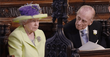 Принц Філіп "прошепотів жорстокі слова" королеві на весіллі Гаррі та Меган