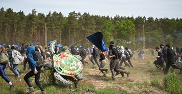 Против капитализма и электромобилей: сотни активистов штурмуют завод Tesla в Германии (видео)