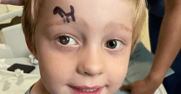 Очі світилися білим: 5-річного хлопчика уразила рідкісна хвороба (фото)