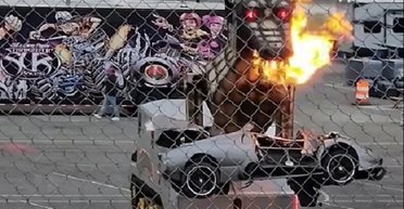 Съеденный роботом-динозавром: самое быстрое авто 2000-х уничтожили на глазах тысяч зрителей (видео)