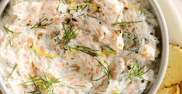 Святкові закуски: діп-соус із копченого лосося з вершковим сиром (фото)