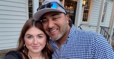 Жінка запросила випадкового знайомого з дівич-вечора на весілля і зрештою вийшла за нього заміж