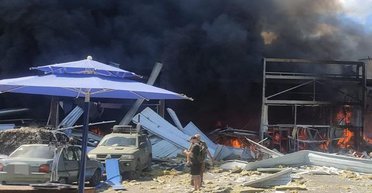 Удар по супермаркету в Константиновке: погибли 4 человека, 24 ранены (видео)