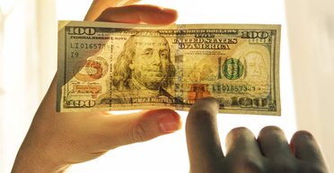 Кур'єр був у нестямі від щастя, бо отримав $100 чайових: потім він придивився уважніше