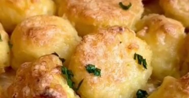 Ідеально на вечерю: рецепт картоплі з сиром, запеченої в духовці