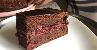 Рецепт соковитого та смачного бісквітного торту "Твереза вишня"