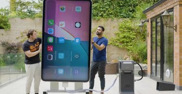 Блогер создал самый большой iPhone в мире и у него есть фонарик мощностью 400 Вт (фото)