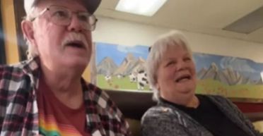 Цензурних слів не знайшлось: пара віком 40+ розповідає батькам про чергову вагітність (відео)