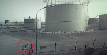 "Пиу-пиу и тра-та-та": сеть взорвали охранники нефтебаз РФ с антидроновими ружьями (видео)