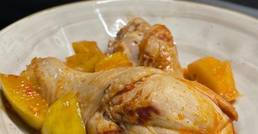 Швидка і смачна вечеря: рецепт курячих гомілок з яблуками