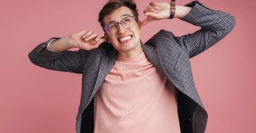 Сосед довел до невроза мужчину громкой музыкой: слушает постоянно вирусный трек (видео)