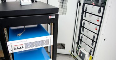 "Батарея Эдисона" заряжается за секунды и держит заряд десятки лет: как она работает