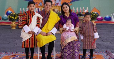 Король Бутана в первый раз показал трех своих детей