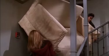 Росс все это время был прав: математик решил задачу из "Друзей" с диваном (фото)