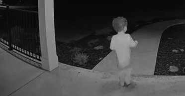 Камера Ring сняла то, чего родители боятся больше всего: малыш вышел из дома в темноту