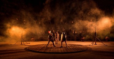 "Мы не Диснейленд": в Риме возмущены гладиаторскими боями туристов в Колизее