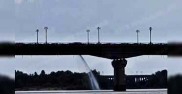 Под мостом Патона в Киеве после дождя образовался "водопад": что известно (видео)