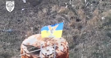 Под Бахмутом над позициями ВС РФ пограничники установили флаг Украины (видео)