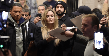 Анджеліна Джолі в чорному елегантному образі зʼявилася в Парижі (фото)